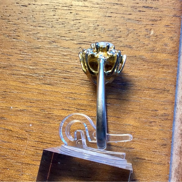 1960's UNCAS Costume Ring, Faux Opals, Clear Rhinestones, Gold Tone. - Picture 3 of 6